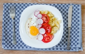 healthy breakfast plate of eggs and veggies
